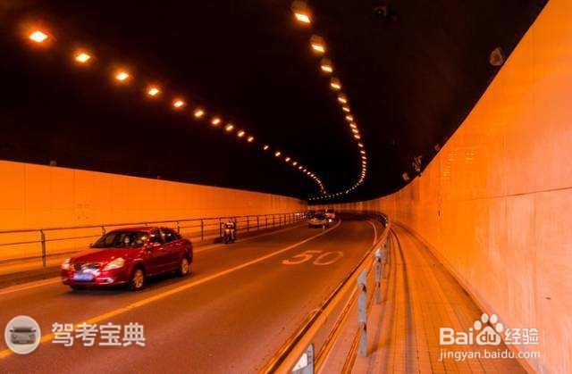 驾车时遇到地震怎么办