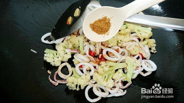 能吃出烧烤味道的菜 孜然花菜鱿鱼圈