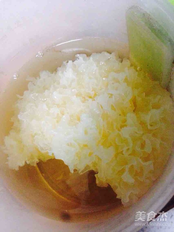 火龙果莲子桂圆银耳汤