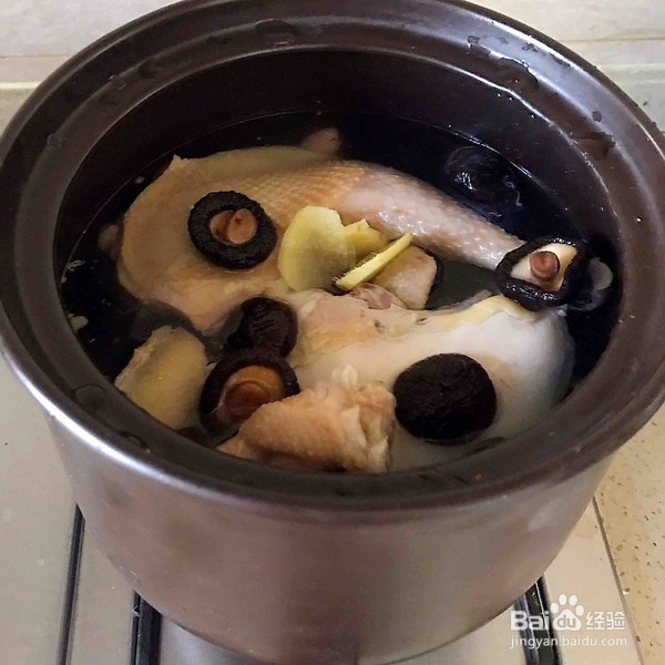 香菇炖鸡汤的做法