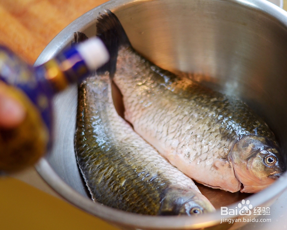 怎么做拥有麻辣小龙虾味的川香鲫鱼？