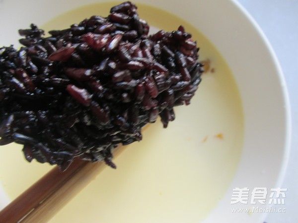 黑米黄桃派的做法