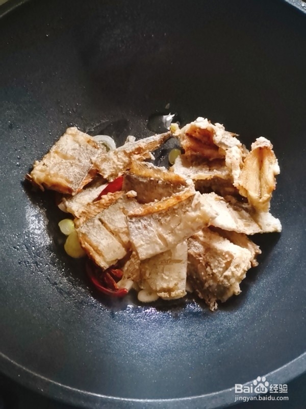 爆香的红烧带鱼