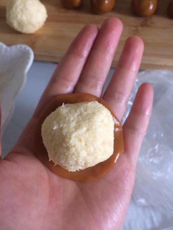 广式蛋黄莲蓉月饼