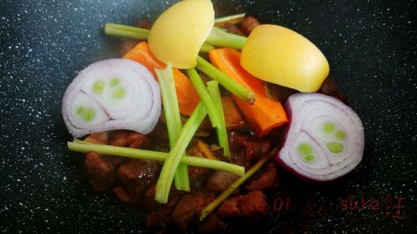 蔬果酱香牛肉面