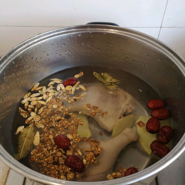 党参黄芪桂圆红枣枸杞鸭腿汤