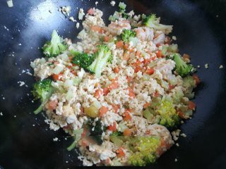 如何在家就能简单制作一份无米豆腐炒饭呢？