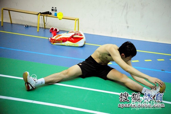 三个小动作，轻松搞定羽毛球赛前腿部热身