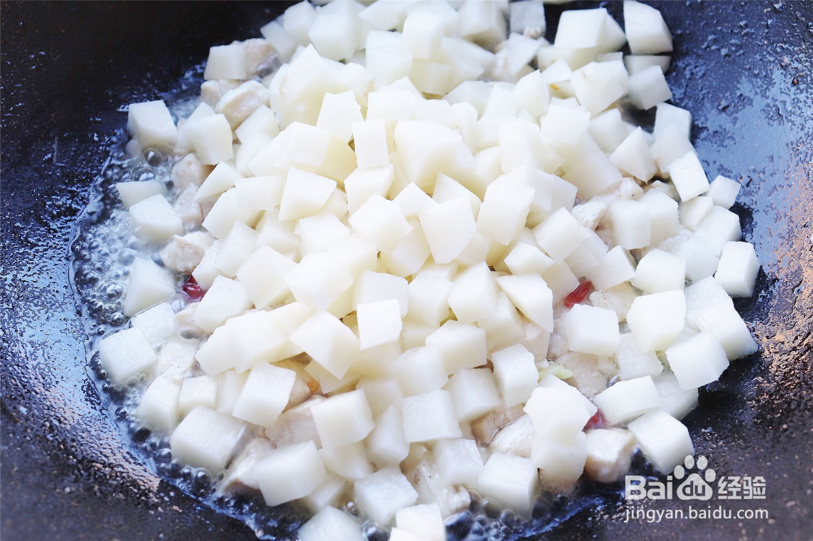 如何制作一份土豆鸡丁盖饭?
