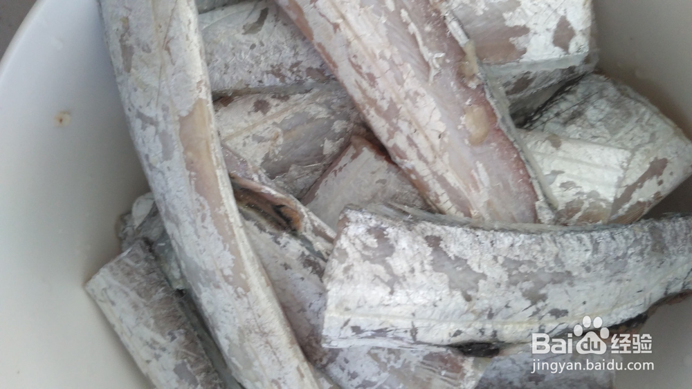 煎炸带鱼，年夜饭，带鱼的煎炸方法。