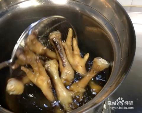 不会爆油的豉汁凤爪的做法