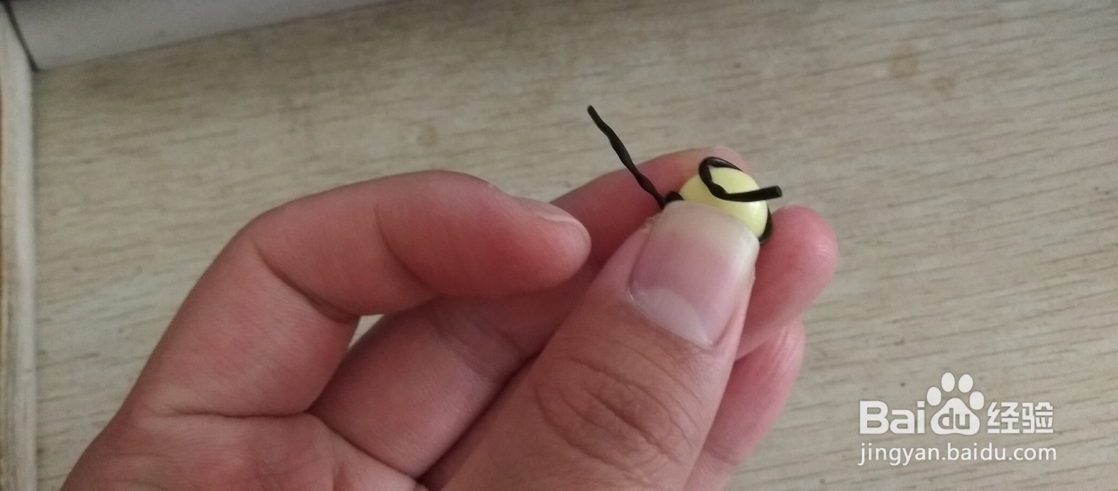 如何用口香糖和数据线绑绳做简易的手机支架