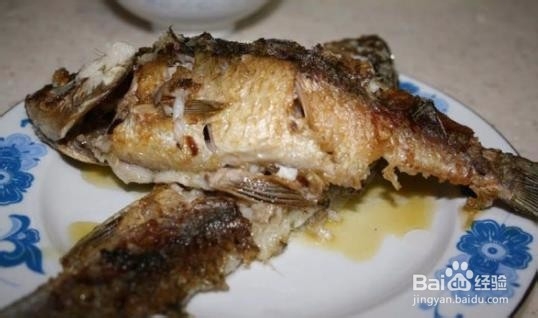 制作香煎鲫鱼