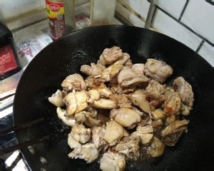 养生食补家常三黄鸡闷笋的做法