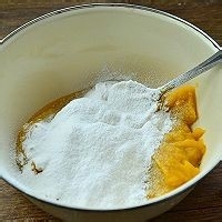 在家制作美味的香甜软糯芝麻南瓜球