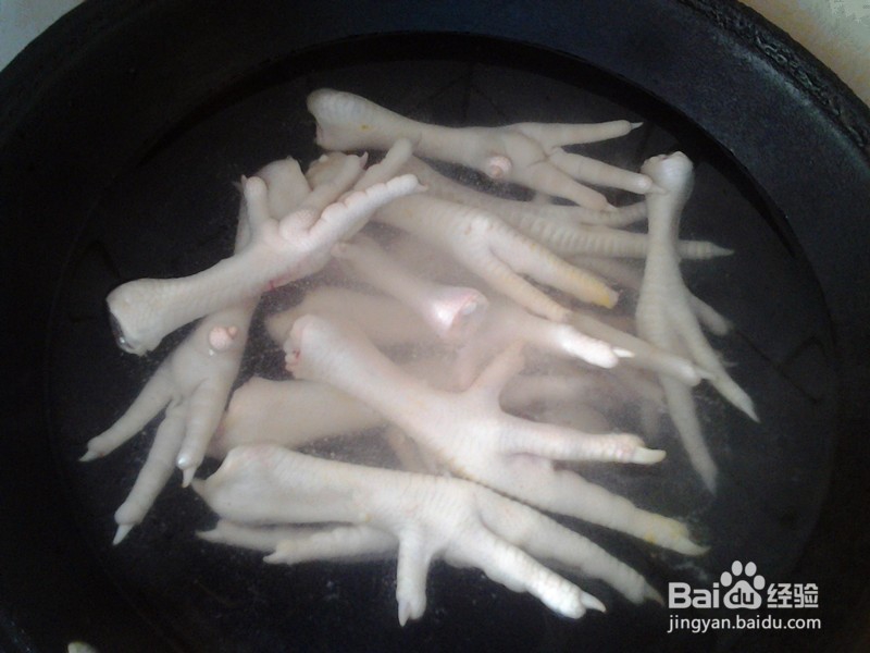 怎么做可以美容的小红椒清炖鸡掌