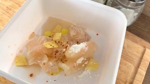 养生食补酸甜巴沙鱼豌豆苗糙米饭的做法