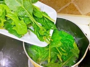 怎么做菠菜培根鸡蛋卷