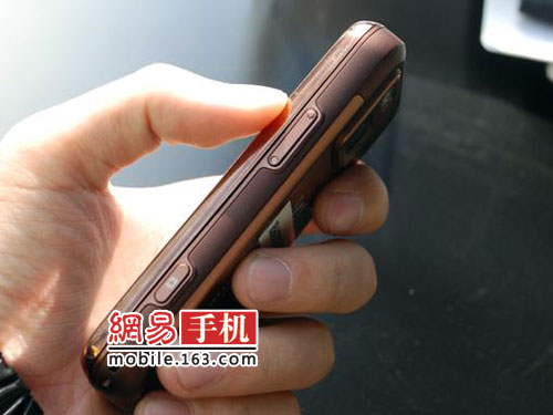 双面胶解决N97 mini接听拨打电话时黑屏bug问题