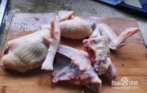 如何巧用电炖盅制作当归红枣五指毛桃鸡汤