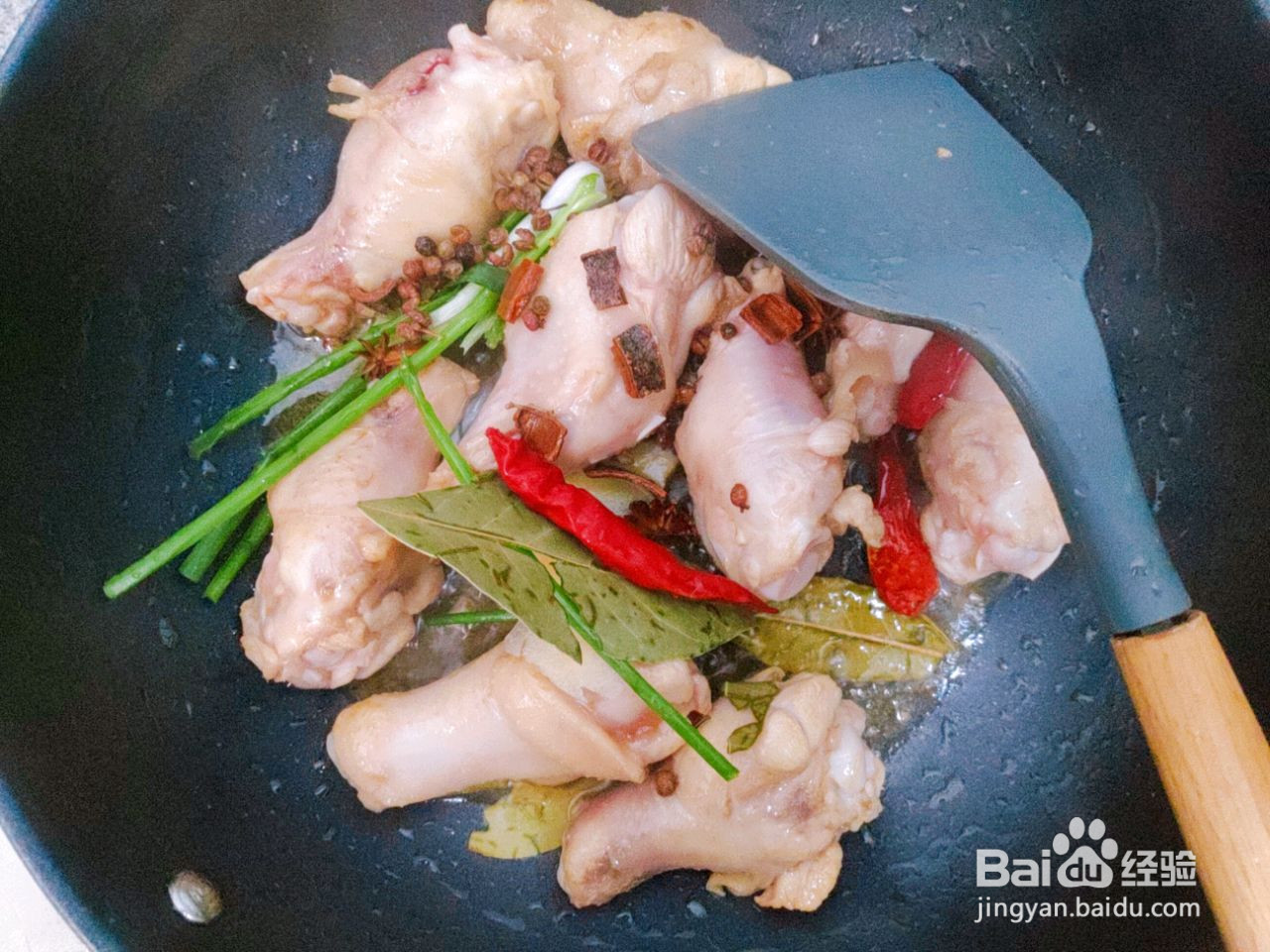 香菇卤翅根盖浇面的做法