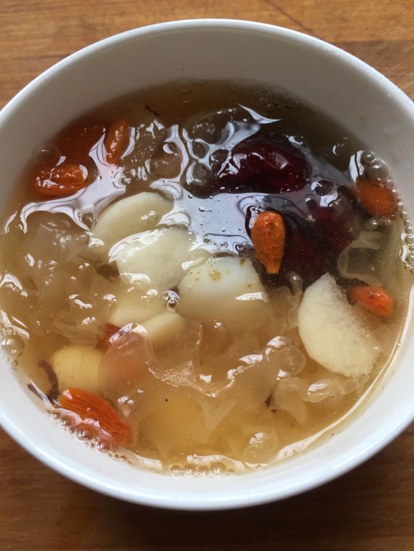 银耳莲子红枣枸杞汤