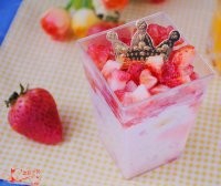 贡茶店里的小清新——草莓慕斯杯