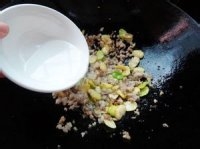 肉末炒蚕豆的做法