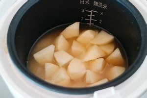 如何做出好吃的三文鱼玉米土豆焖饭