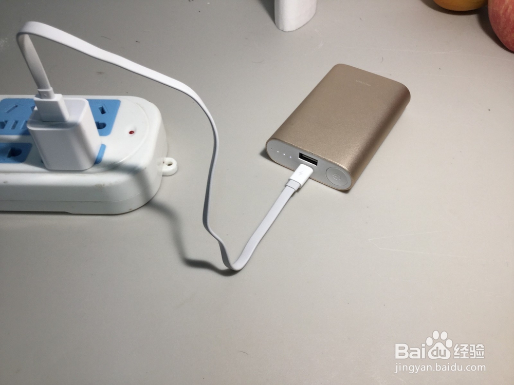如何使用充电宝给苹果手机充电
