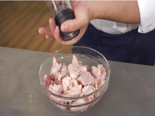 酸菜芋头鸡块煲怎么做?