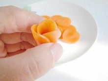 为美食增加几分色彩—巧做胡萝卜花