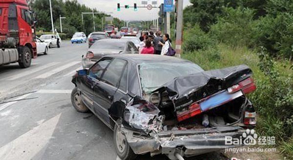 在幼儿园或银行门前停车,上车前要注意什么?