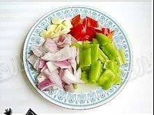 健康养生佳品青椒炒烤鸭架的做法