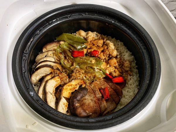 香菇鸡肉煲仔饭