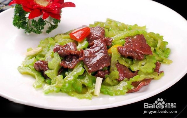 苦瓜炒牛肉的家常做法，传统又经典的菜式
