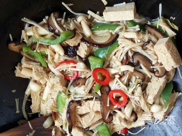 菌菇蚝油炒冻豆腐