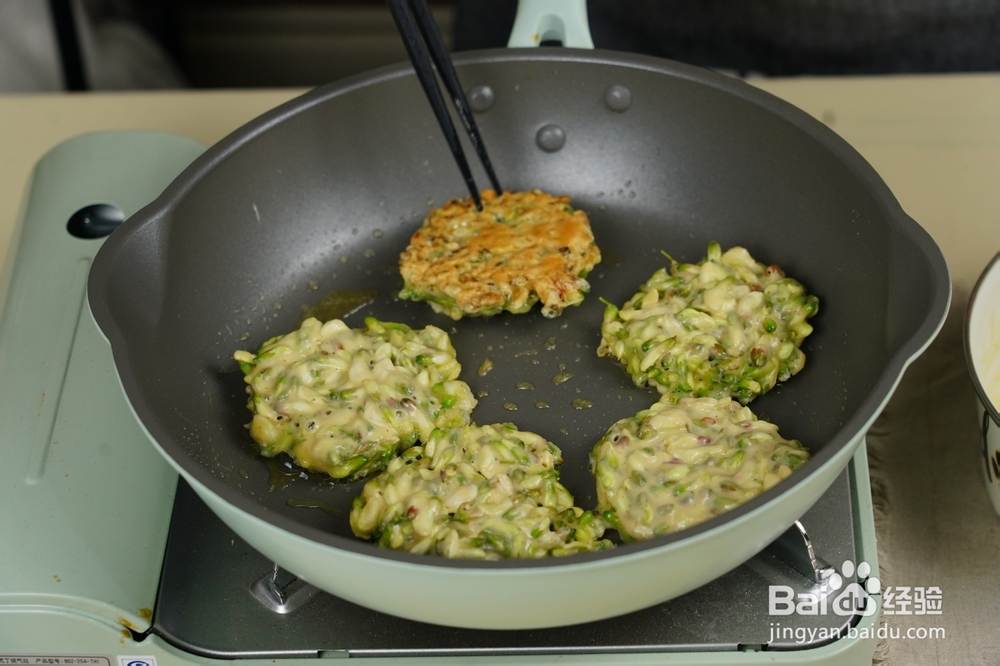 酥到掉渣的花洋槐花饼
