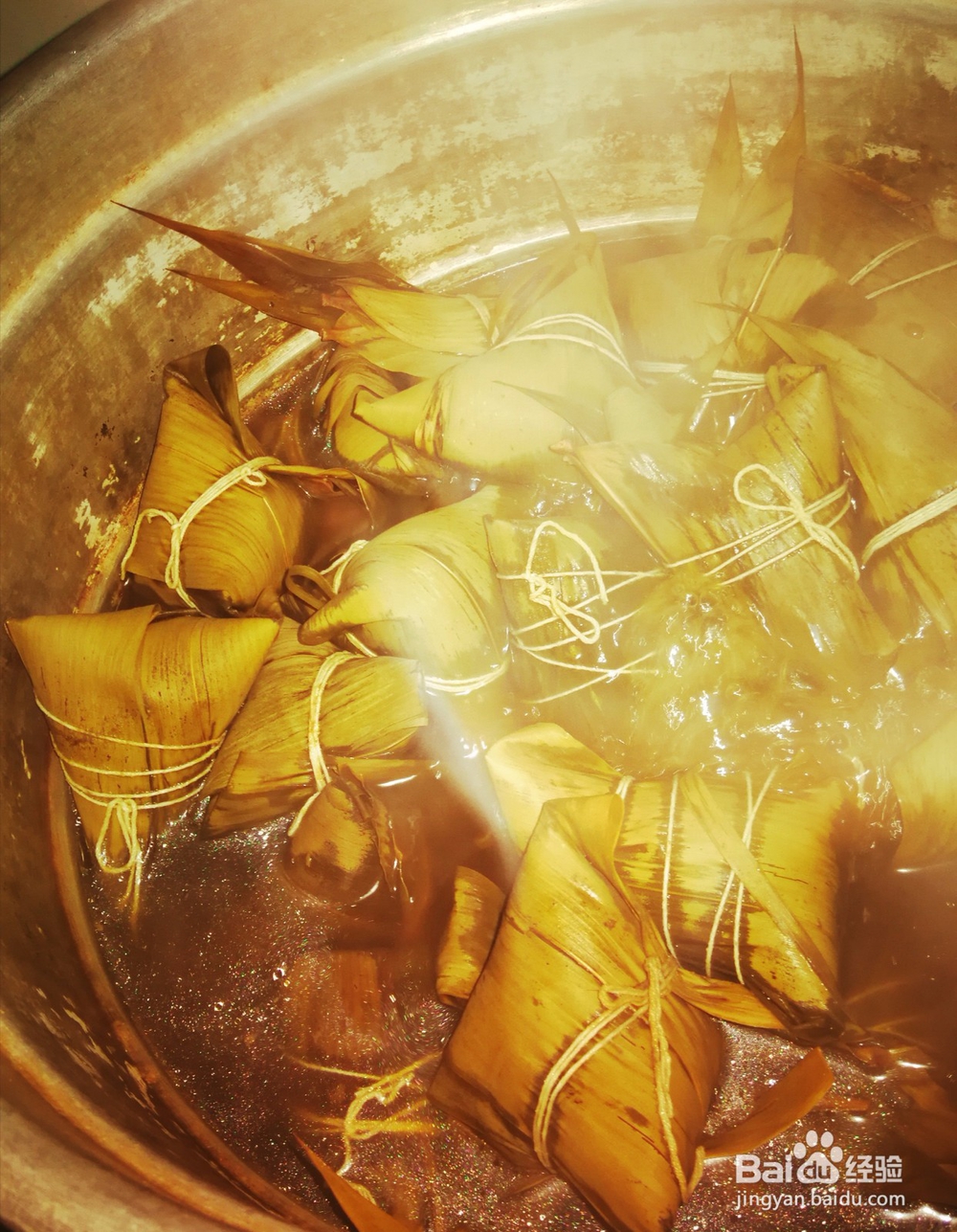 五香肉粽子和豌豆花生糯米粽子