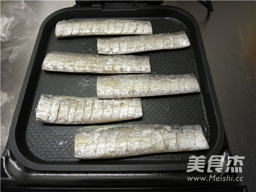 煎烤带鱼的做法