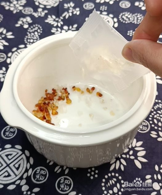 红枣雪燕桃胶银耳羹的做法