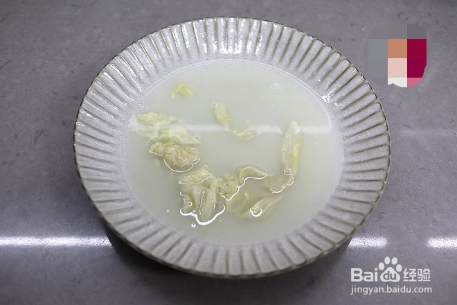 猪肉酸菜粉丝鱼丸的做法