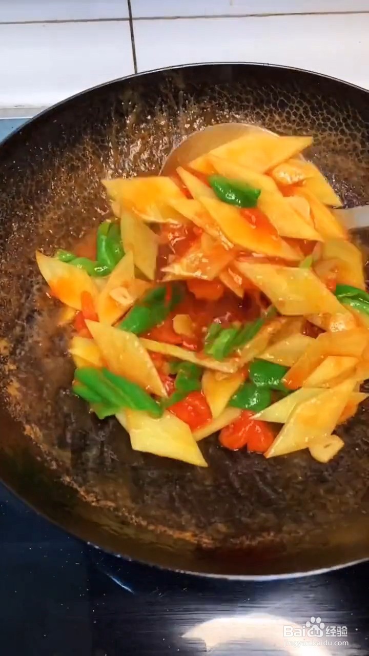 如何制作西红柿炒土豆片？