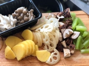 明虾鸡爪煲的制作方法