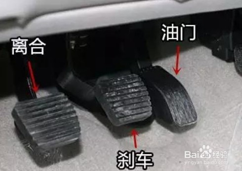 开车等红绿灯的时候怎么操作车辆
