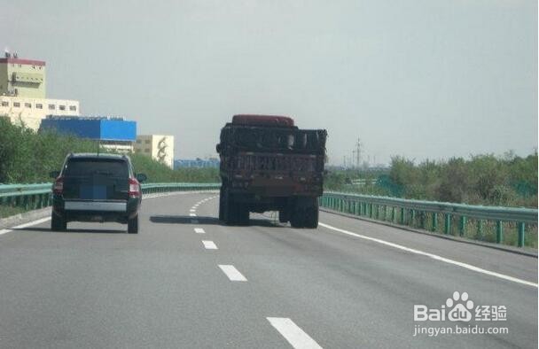 高速公路上怎样做到安全超车
