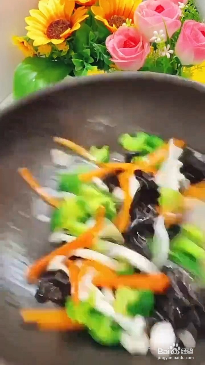 如何制作西兰花炒海鲜菇？