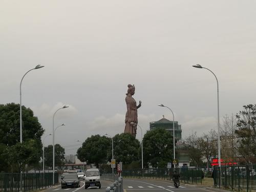 苏州浒墅关浅湾商业街广场是什么名人雕像