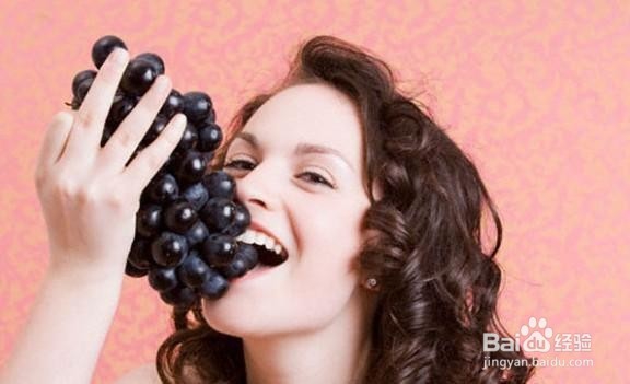 葡萄上的白霜要不要洗？