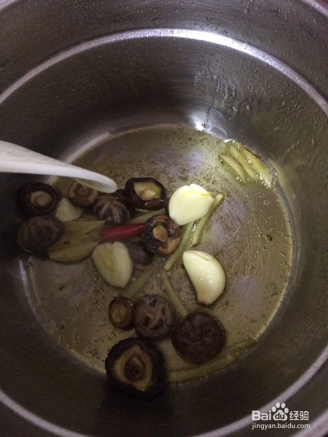 竹笋炖鸭肉的做法